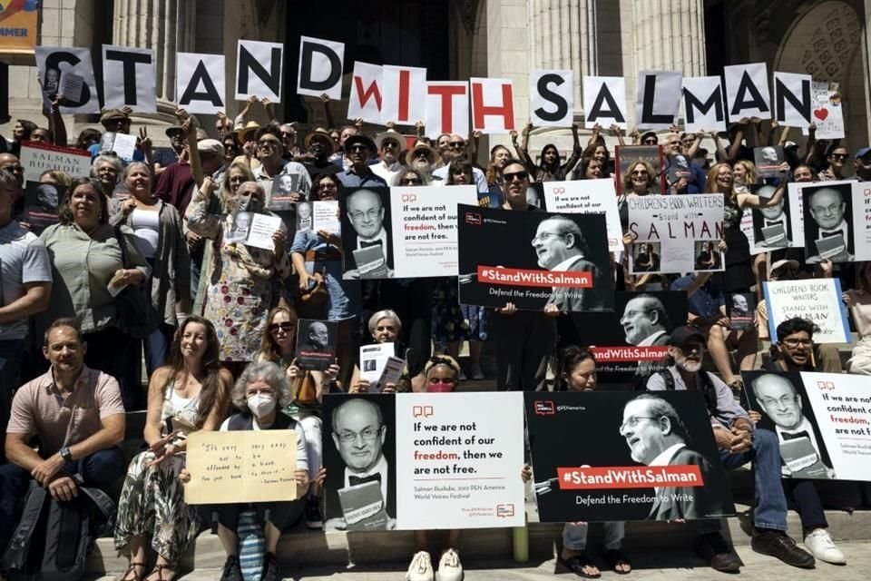 Los autores, activistas y público reunidos en la actividad enviaron así un mensaje de solidaridad a Salman Rushdie, a quien invitaron a seguir la transmisión de la lectura desde el hospital donde se recupera.