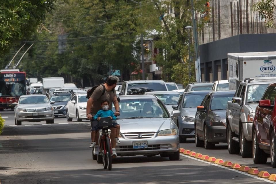 Es constante la invasión del carril por autos particulares.