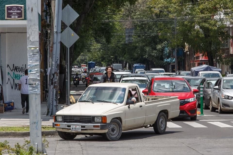 Automovilistas que dan vuelta no se percatan si circulan ciclistas en ese momento.