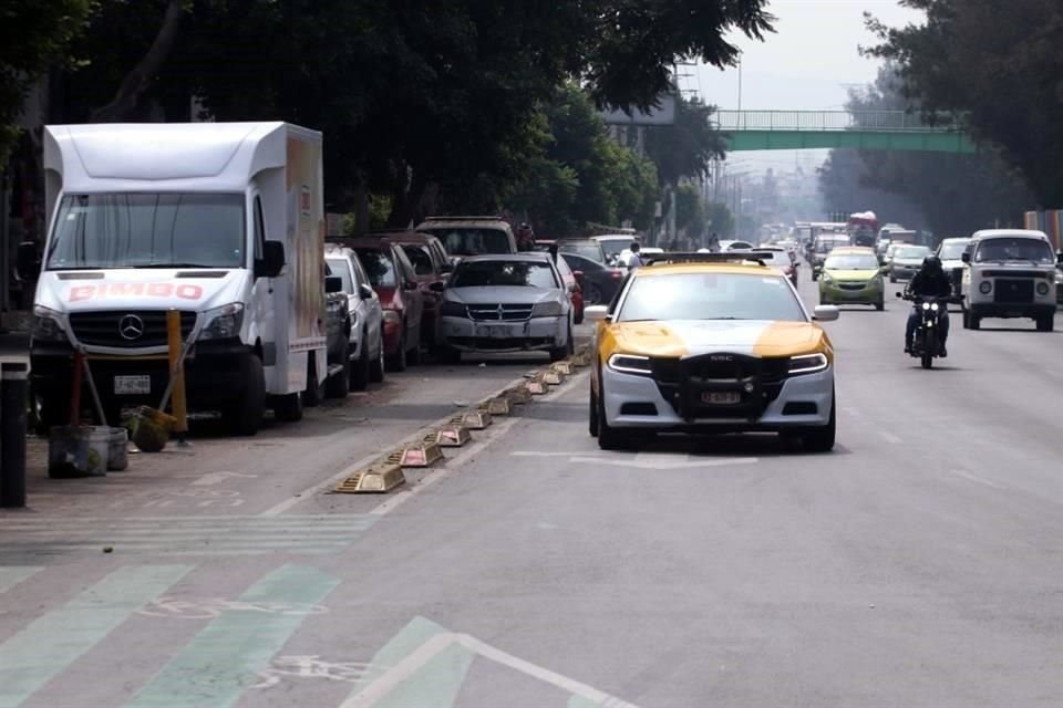 Usuarios de la ciclovía de Eje 5 Sur tienen que enfrentarse a la obstrucción de basura e invasión de motocicletas, arriesgando su vida.