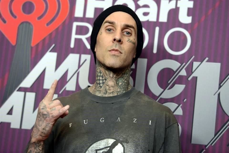 Travis Barker dio a conocer que volvió a dar positivo a Covid-19, a dos meses de haber estado hospitalizado por pancreatitis.