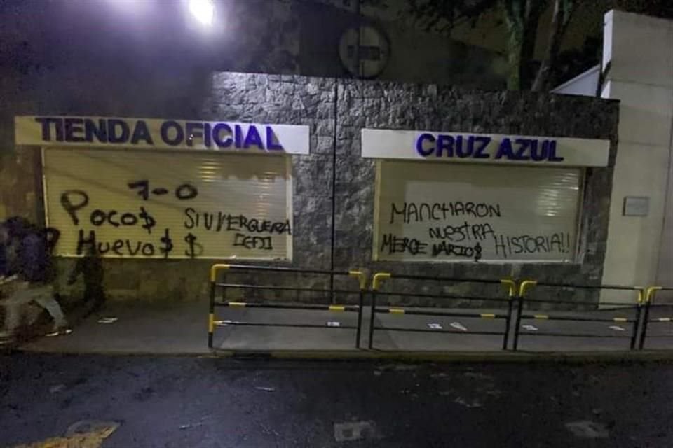 Los mensajes que aparecieron en las instalaciones de La Noria, tras la goleada de América sobre Cruz Azul.