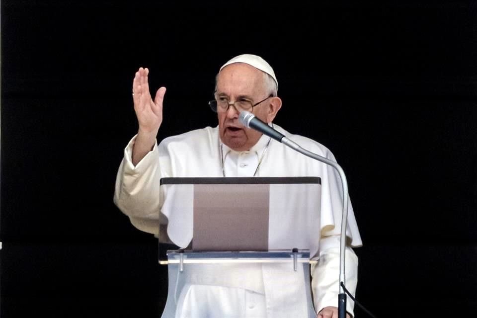 El Papa Francisco da su bendición semanal desde el Vaticano este domingo.