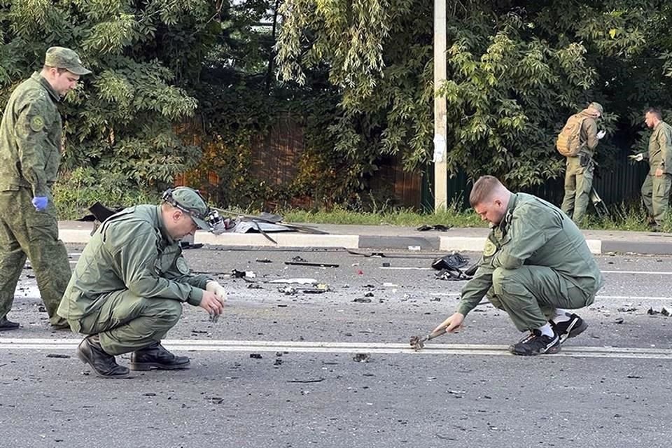 Autoridades rusas inspeccionan el lugar donde explotó el auto de Daria Dugina, hija del presunto ideólogo nacionalista de Vladimir Putin, Alexander Dugin, cerca de Moscú.