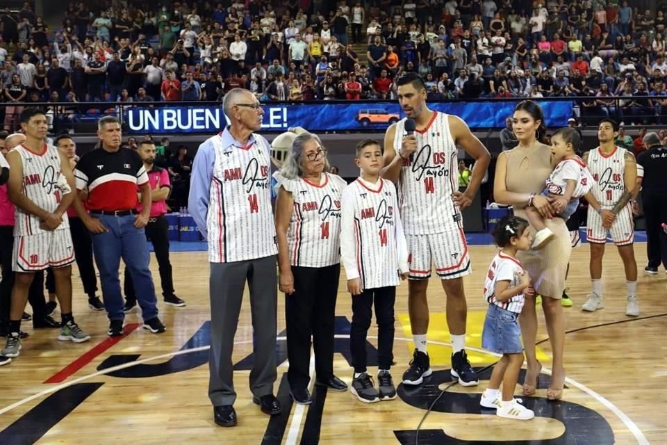 Gustavo Ayón agradeció a sus padres y familia el apoyo que le han dado.