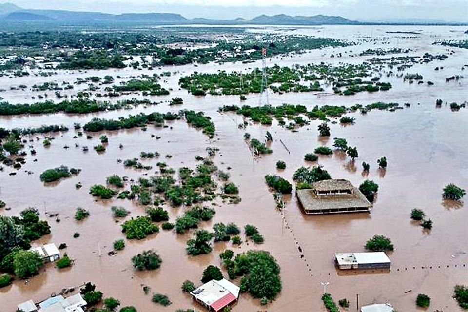 Cientos de vehículos han quedado varados a causa de los desbordamientos por la fuertes lluvias.