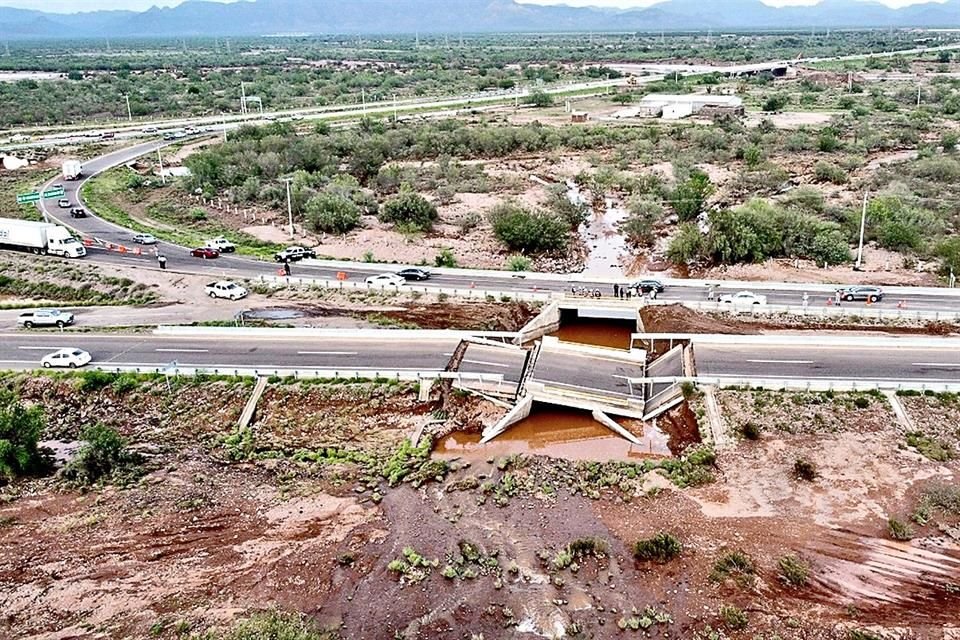 Al menos seis tramos carreteros colapsaron debido a las intensas lluvias en Sonora en los últimos tres días.