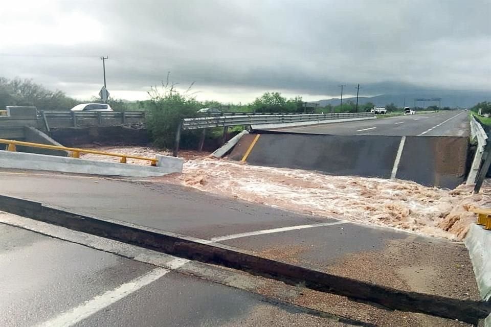 El puente vehicular El Valiente, de la Carretera Internacional, en su tramo Guaymas, colapsó tras el crecimiento de un arroyo.