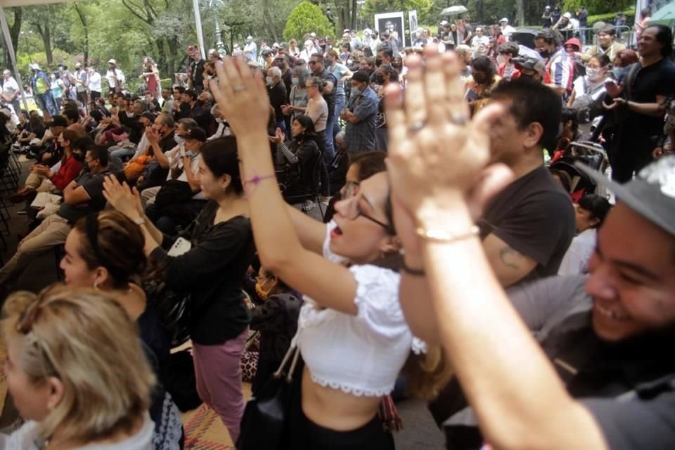 Su escenario, montado afuera de la casa Miguel Alemán, atrajo a fans de años, pero también detuvo a visitantes que se divertían al oír canciones de orquesta con guitarras eléctricas.