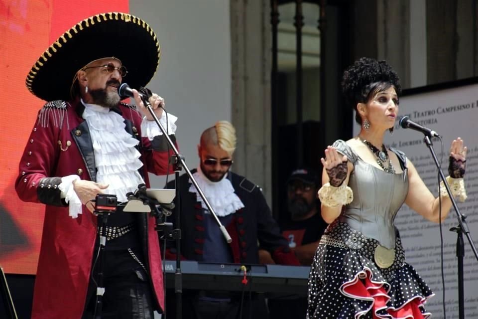 Al final de la presentación, Arau tocó 'Alármala de Tos' para complacer a los fanáticos de Botellita de Jerez.