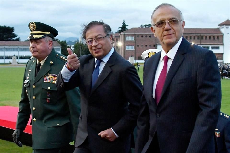 El Presidente de Colombia, Gustavo Petro, arriba el 20 de agosto a la ceremonia para designar a Iván Velásquez como nuevo Ministro de Defensa. Por primera vez, la cartera es dirigida por un civil.