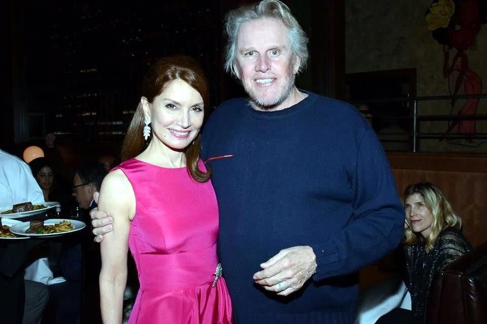 Luego de que fuera denunciado por acoso sexual por varias mujeres, el actor Gary Busey fue captado bajándose los pantalones, ¡en público!. En esta foto, sale al lado de la filántropa Jean Shafiroff.