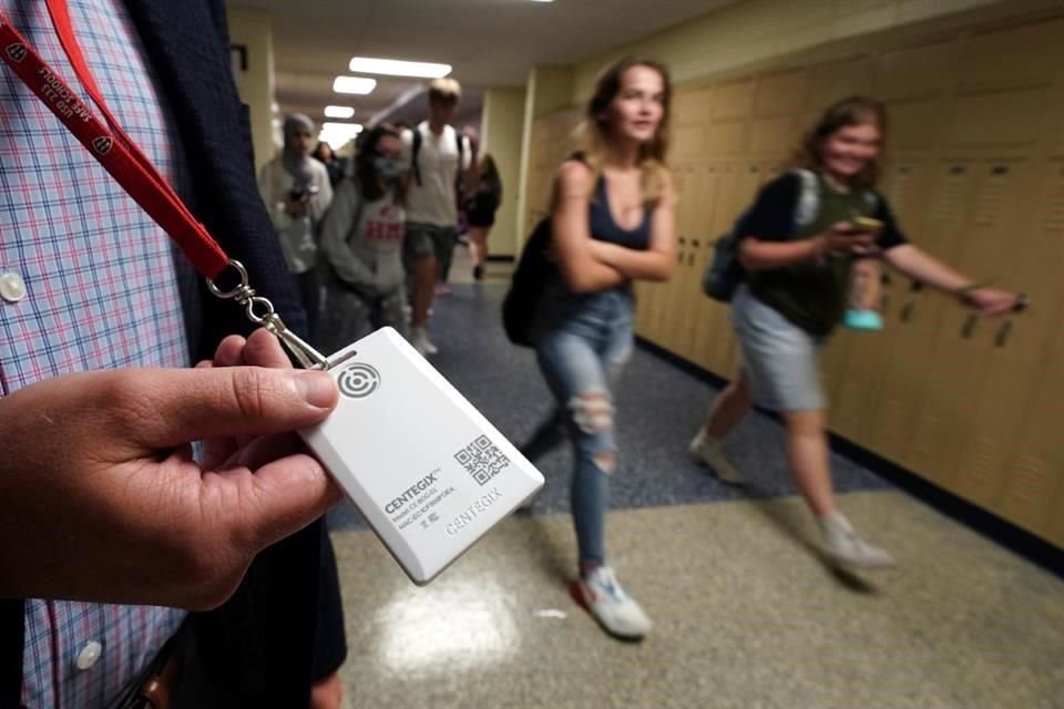 Brent Kiger, del distrito escolar de Olathe,muestra un botón de pánico en la Escuela Preparatoria del Sur de Olathe durante un cambio de hora.