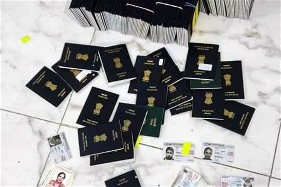 Una mujer de 40 años fue detenida con 208 pasaportes falsos, credenciales de residencia en Italia y una licencia de conducir de la CDMX.