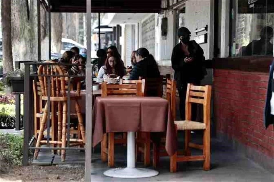 'El sector restaurantero es de los que más trámites realiza en distintas entidades o instituciones de la Ciudad y nuestra idea es reducir a menos de la mitad los trámites', dijo Sheinbaum.