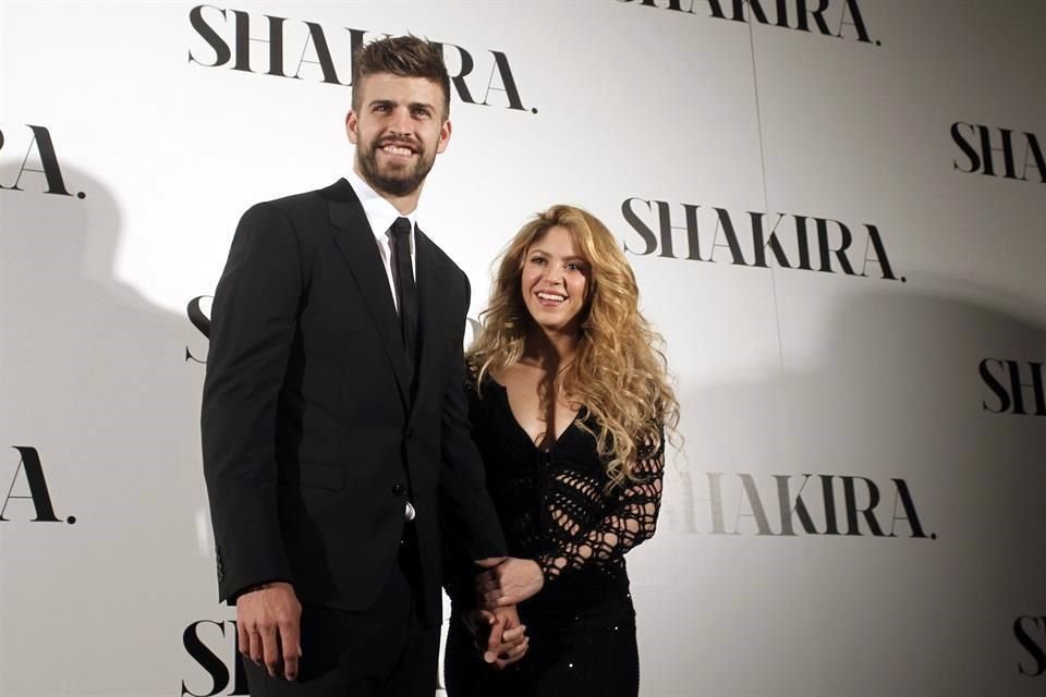 Gerard Piqué, ex de Shakira, se dejó ver por primera vez de manera pública con su nueva novia, Clara Chía Marí, en una boda en España.