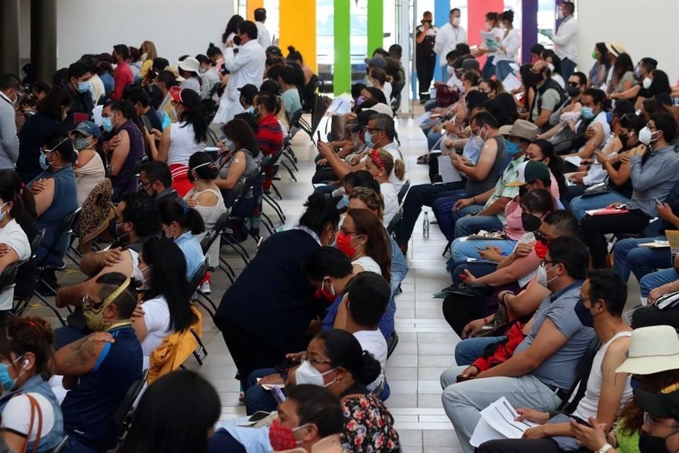 Para la vacunación en maestros del Edomex se habilitaron dos módulos en la capital mexiquense, el Centro de Convenciones y Exposiciones y el Centro Cultural Mexiquense.