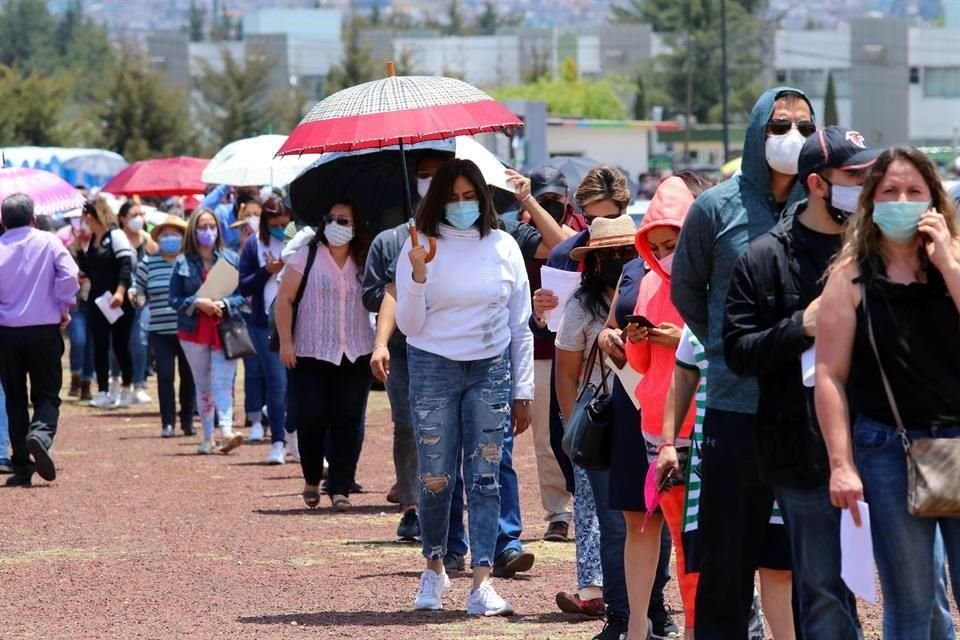 Quienes ingresaron a pie tardaron entre 20 minutos y media hora en recibir la vacuna.