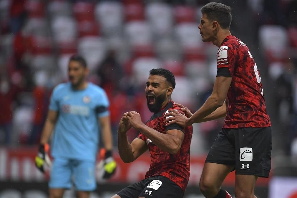 Alexis Canelo festeja el primero de los goles en el Nemesio Diez.