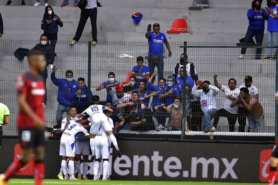 Pol Fernández empató y festejó con los aficionados.