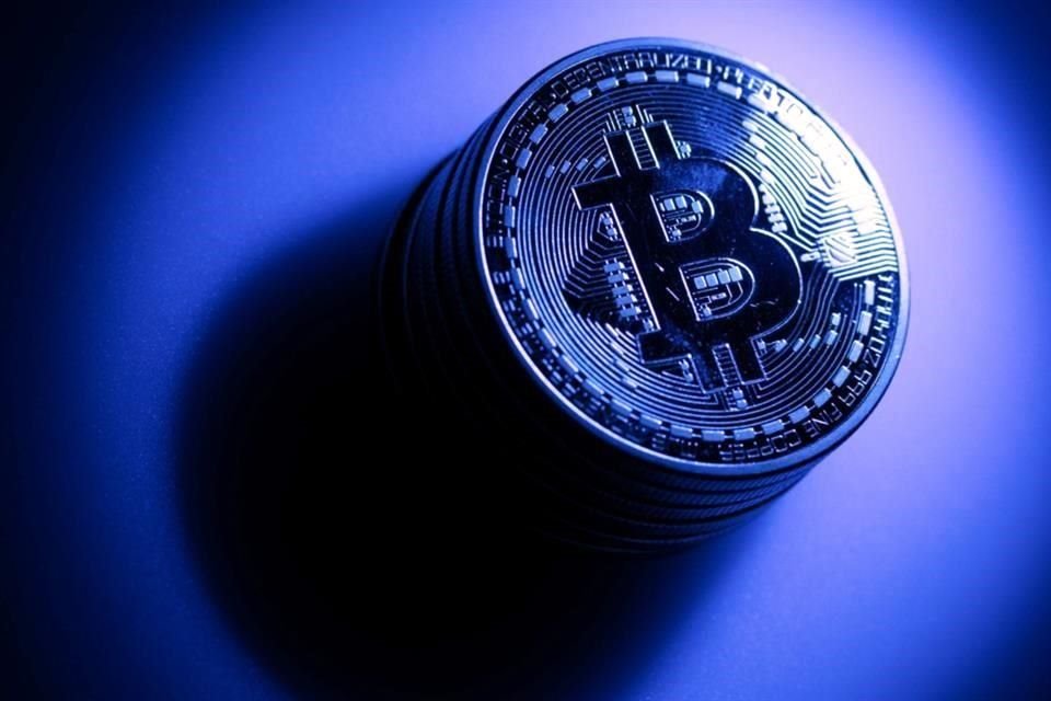 Bitcoin sube más de 6 por ciento en la sesión.