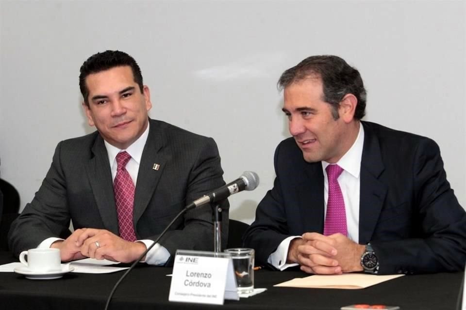 El presidente del INE, Lorenzo Córdova, recibió en el órgano electoral a Alejandro 'Alito' Moreno en 2019 en la sede del instituto.