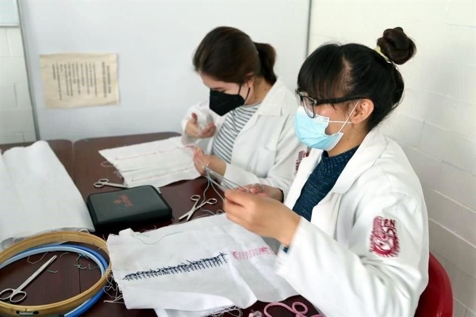 'Necesitamos ir a los hospitales, necesitamos las clases prácticas presenciales', enfatizó una de las estudiantes. 