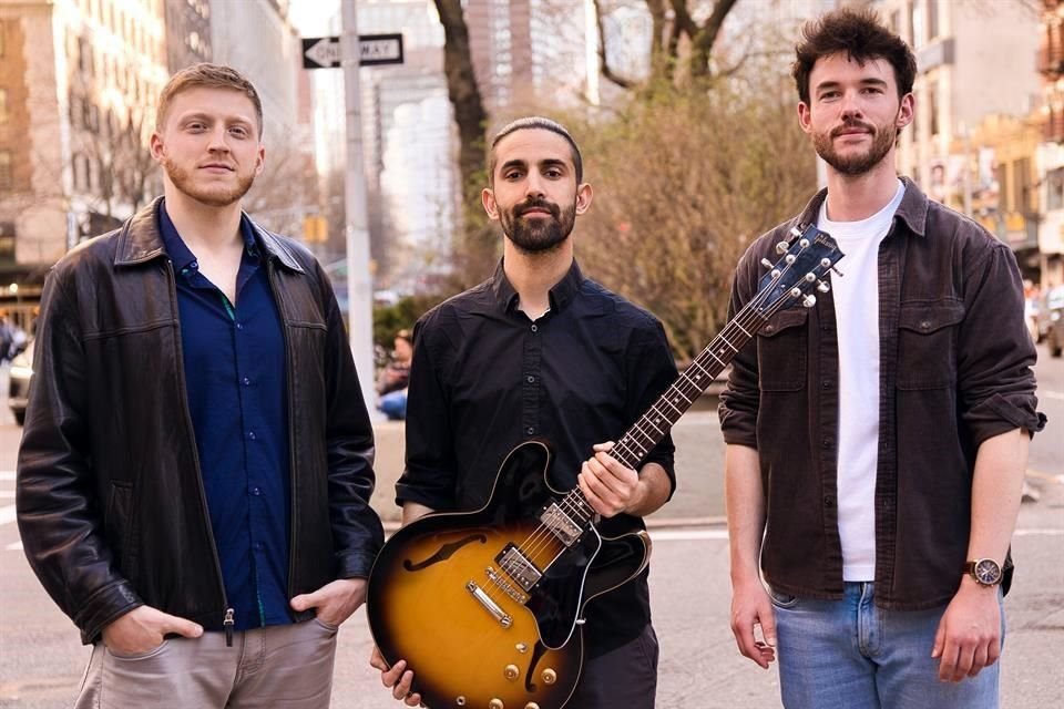 Tomer Cohen (al centro) tocará con su trío este sábado en El Convite y el domingo en Jazzatlán, en Cholula.