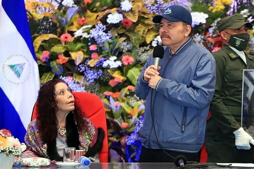 El Presidente de Nicaragua, Daniel Ortega, habla durante un acto junto a su esposa y Vicepresidenta, Rosario Murillo.