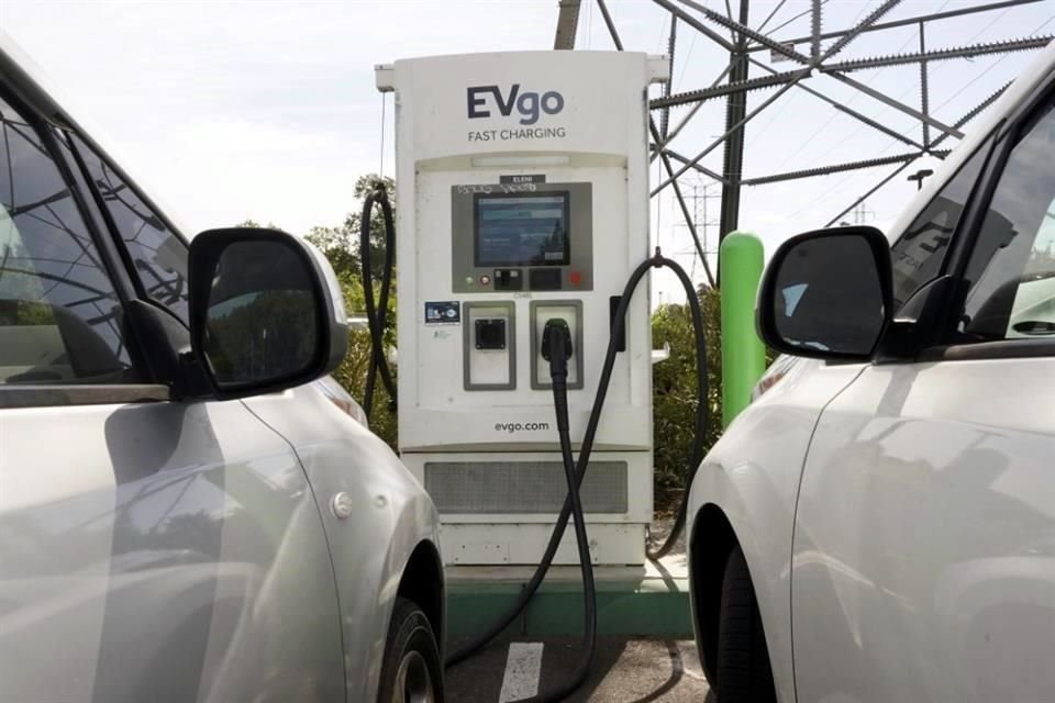 Autos eléctricos estacionados en una estación de carga en Sacramento.