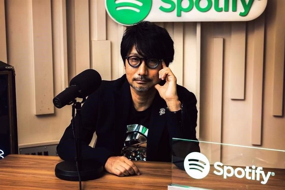 Hideo Kojima frente al micrófono en los estudios de Spotify.