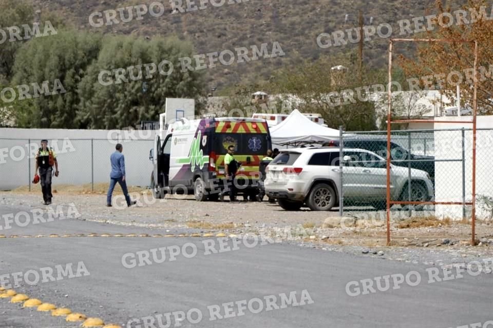 Frente a la Escuela Federal Gerónimo Treviño descendió el helicóptero y entregó los restos al agente del Ministerio Público.