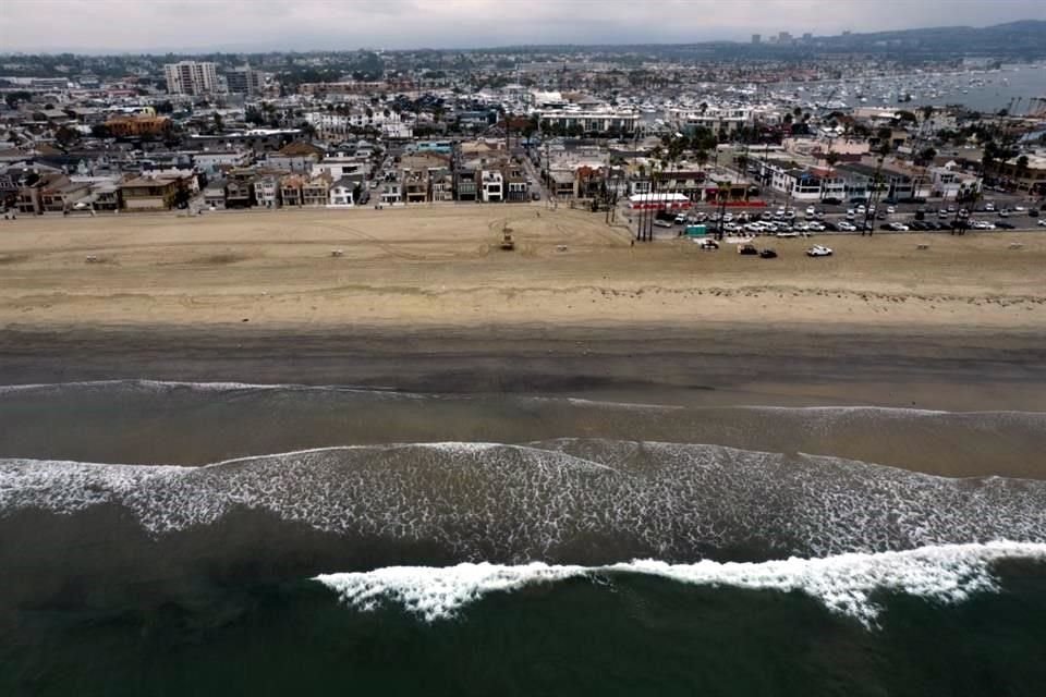 Esta imagen aérea tomada con un dron muestra la playa cerrada después de que el petróleo se lavara en Newport Beach, California.