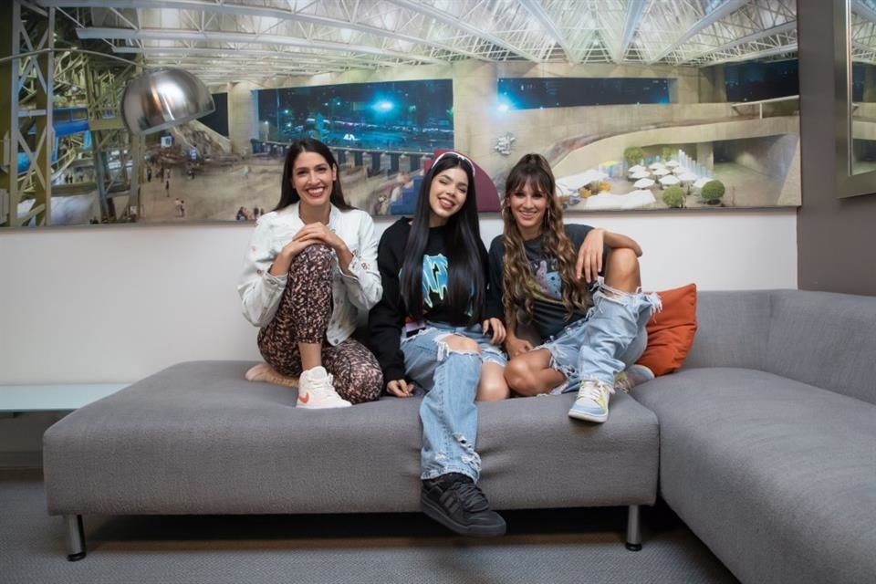 El viernes por la tarde, la dupla de hermanas y la influencer y cantante ensayaron para la premiación de los Kids' Choice Awards México.