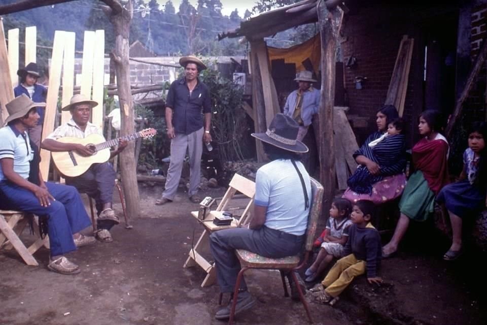 Un grupo de pireris de Comachuén, Michoacán, entre ellos los tatas Ismael Bautista e Hilario Sebastián, documentando su canto, en 1983.