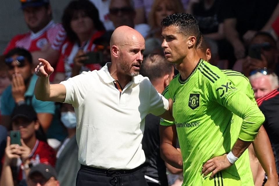 El técnico Erik ten Hag da instrucciones a Cristiano Ronaldo.