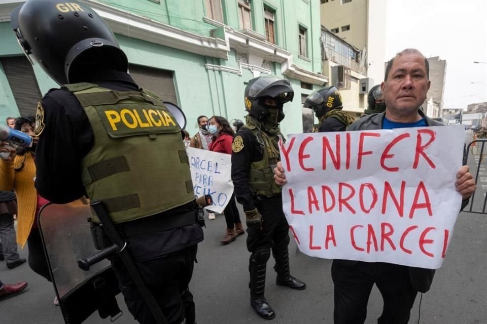 Enemigos de Yenifer Paredes, cuñada del presidente Pedro Castillo, se manifiestan frente al juzgado donde se lleva a cabo una audiencia en Lima.