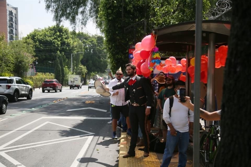 Con globos, dulces y flores, los colectivos acudieron a la senda en Avenida Hidalgo.