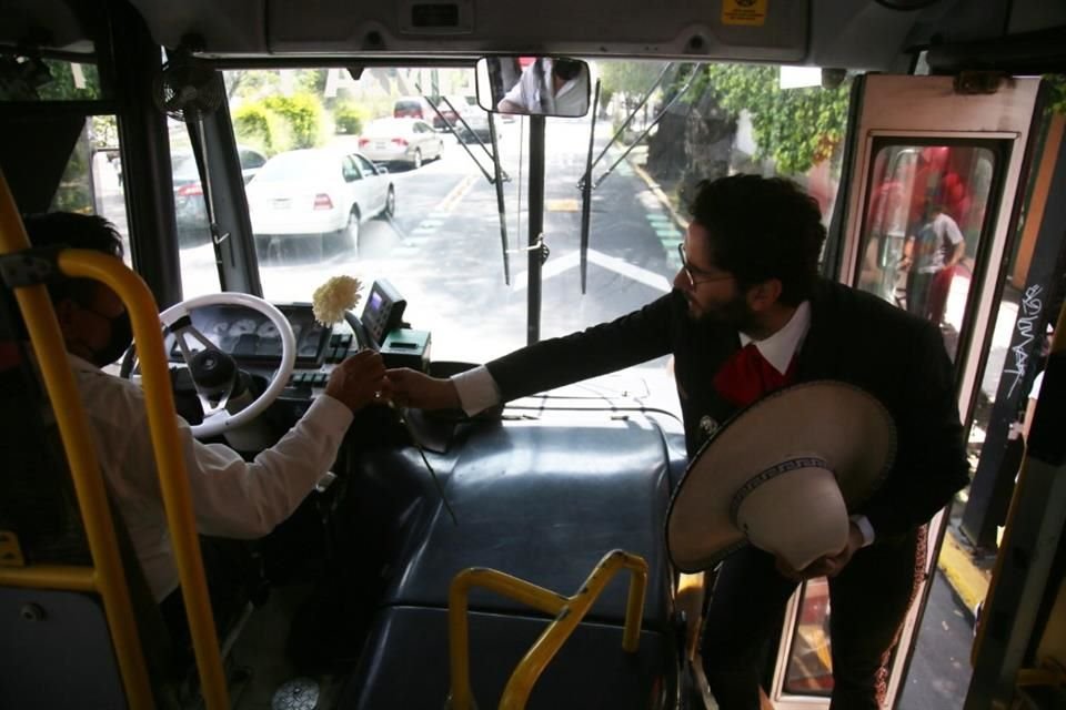 Integrantes de colectivos regalaron flores a los conductores del carril Bus-Bici de Avenida Hidalgo.