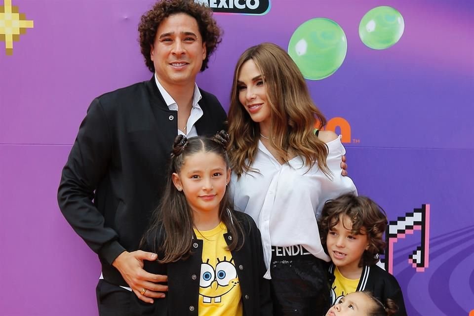 El portero del América, Memo Ochoa fue acompañado de su esposa e hijos, quienes demostraron ser fans de Bob Esponja.