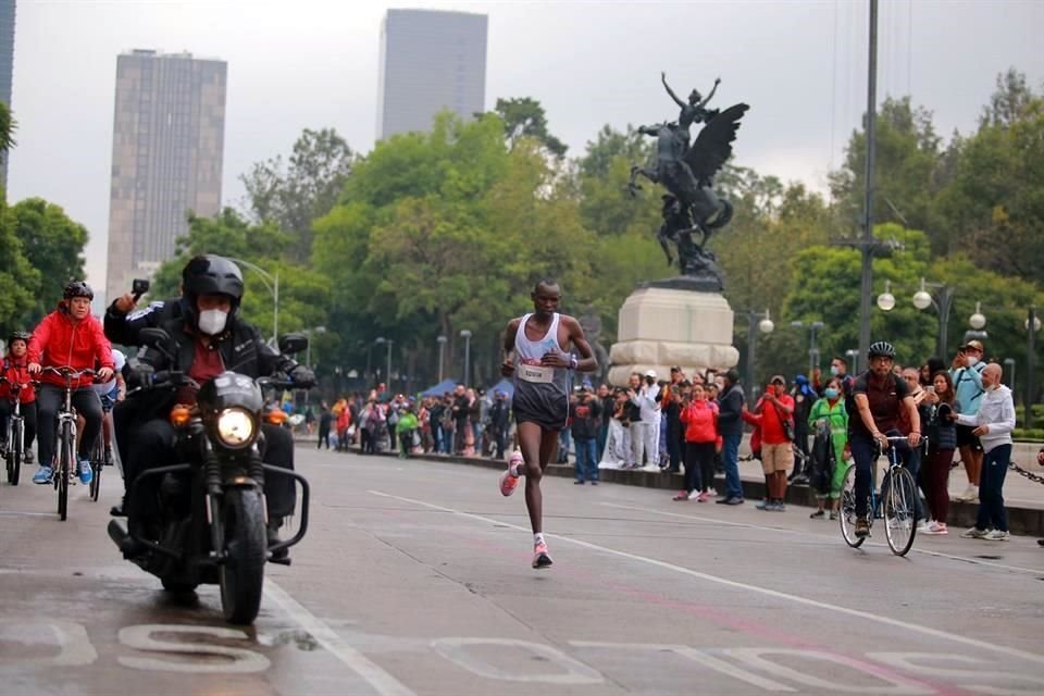 Kiptoo no tuvo rival este domingo en la Ciudad de México.