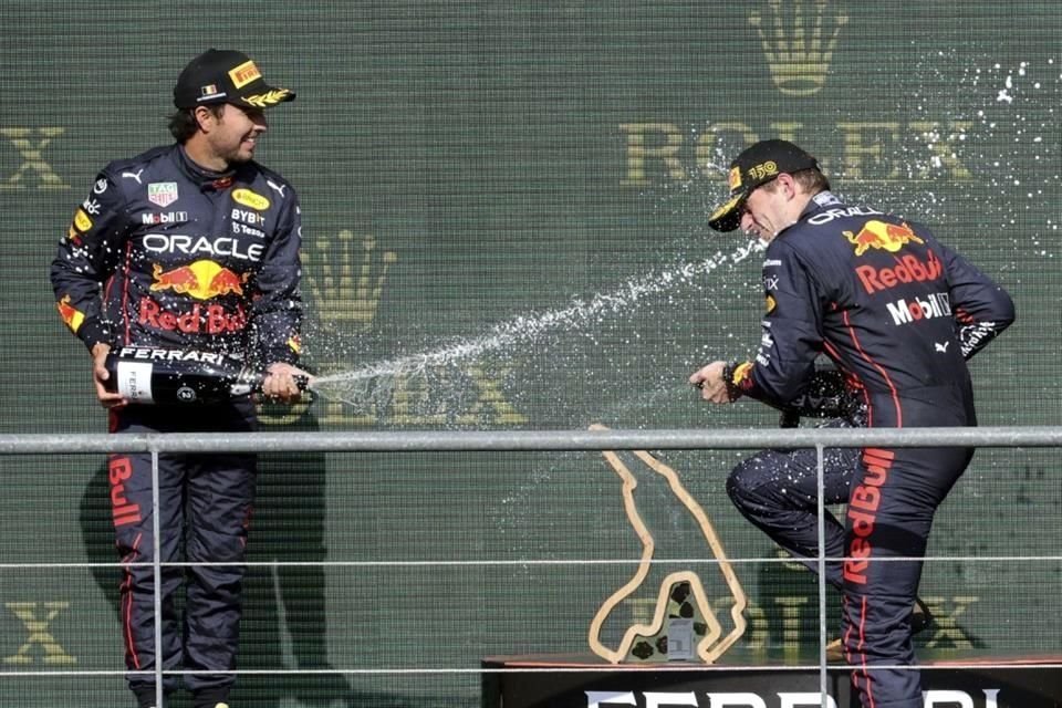 Sergio Pérez festejando junto a Max Verstappen el 1-2 de Red Bull en Bélgica.