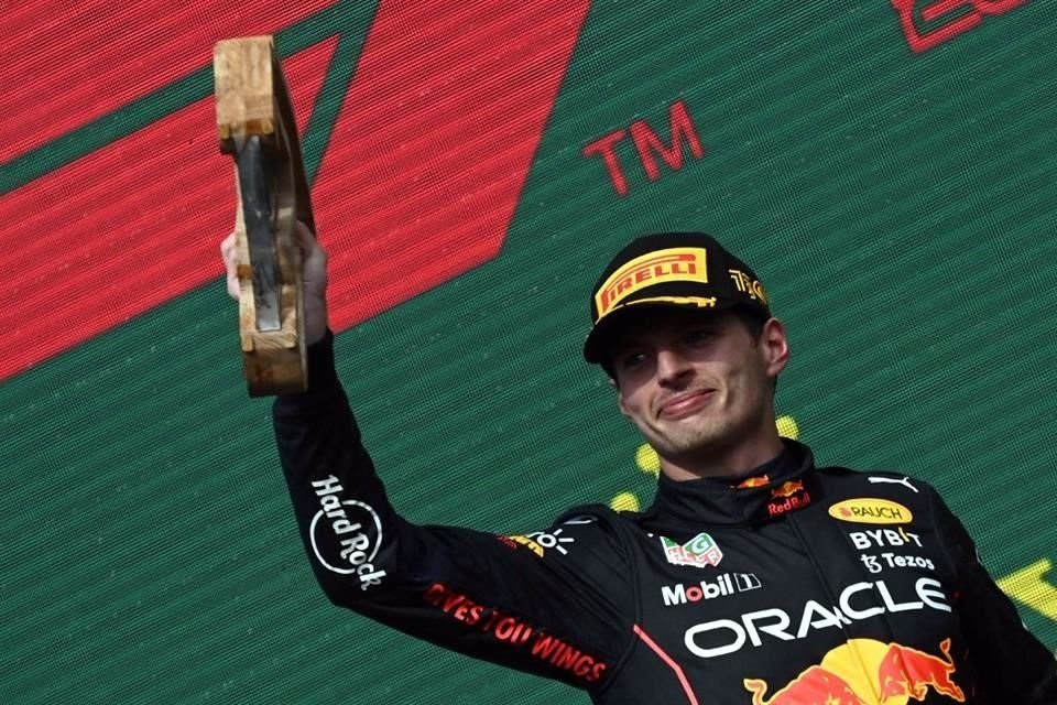 Max Verstappen presume el trofeo del Gran Premio de Bélgica.