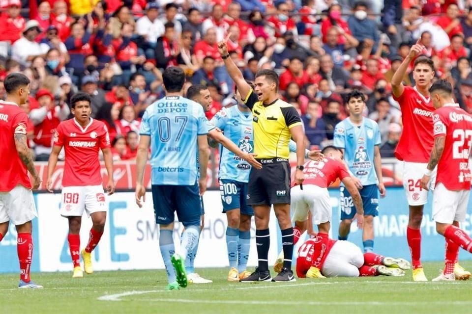 El central tuvo que recurrir al VAR para retirarle la roja a Óscar Murillo. Todo quedó en amarilla.