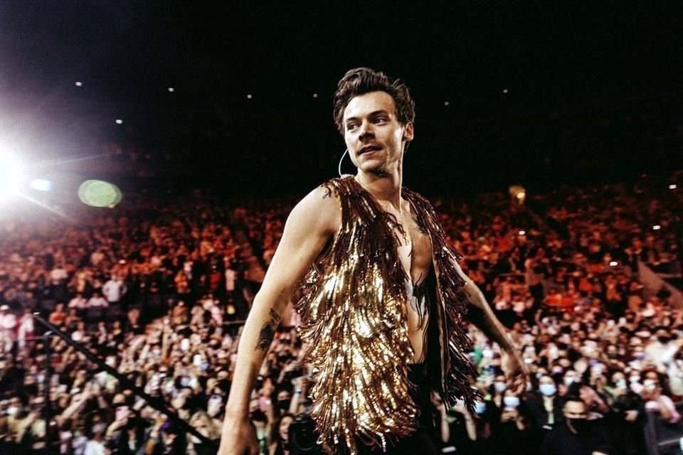 El cantante Harry Styles fue 'atacado' por un fan que le aventó nuggets de pollo durante un concierto en el Madison Square Garden.