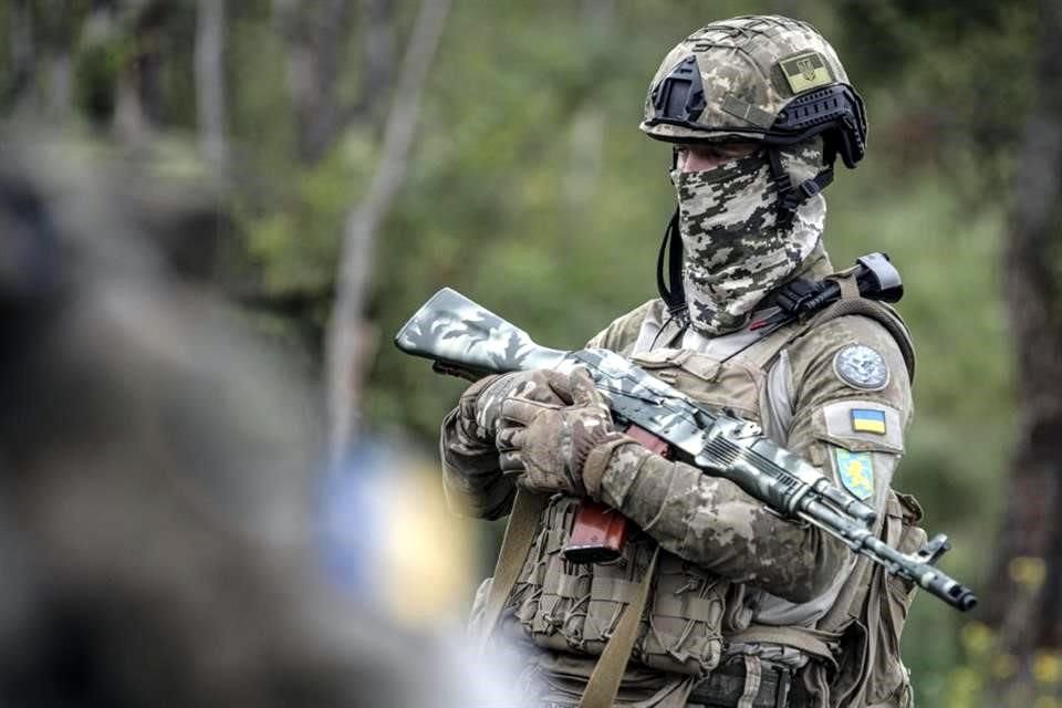 Un soldado voluntario durante una sesión de entrenamiento cerca de Kiev.