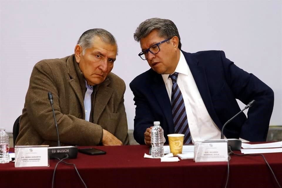 El Secretario López y el senador Monreal en la pasada reunión plenaria de Morena en el Senado.