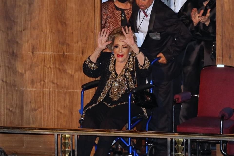 Silvia Pinal recibió un homenaje en el Palacio de Bellas Artes, la acompañaron sus hijas Sylvia Pasquel y Alejandra Guzmán.