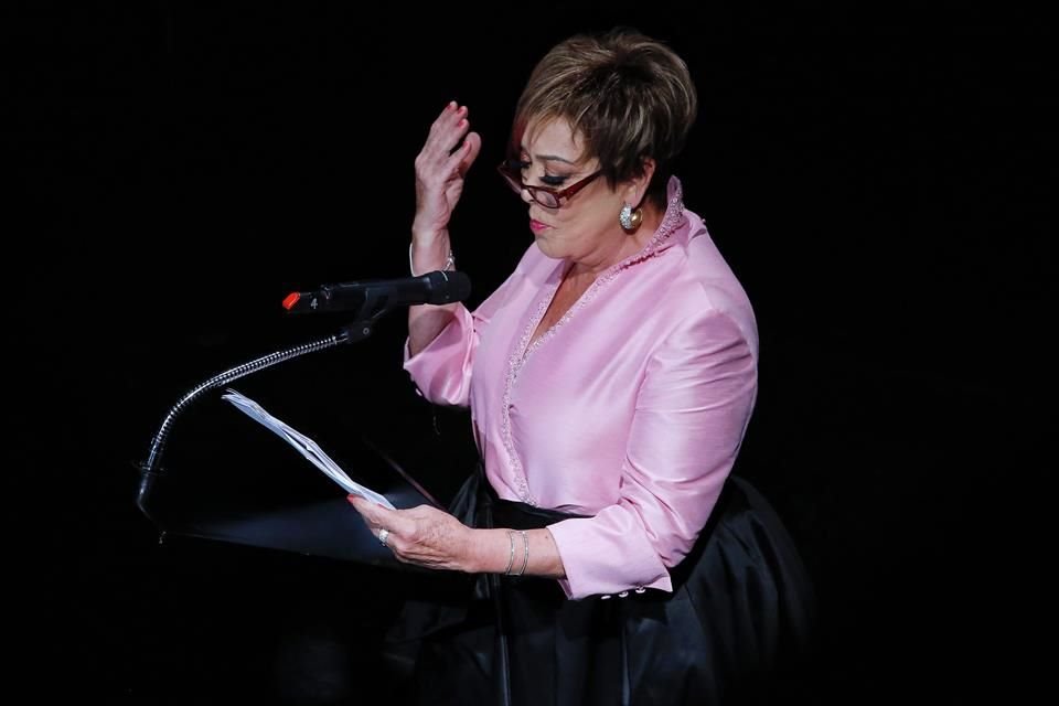 Sylvia Pasquel no se quedó atrás y también formó parte del homenaje a su madre, la primera actriz en Bellas Artes.