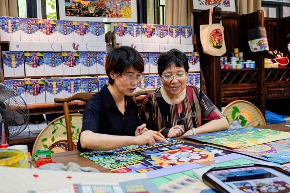 En agosto de 2020, el equipo de creación de pinturas de campesinos de Xipu, Ningbo, Zhejiang, estaba creando pinturas con el tema 'Buena mesa de comedor'.